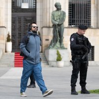 Ispred Palače Republike Srpske u Banjoj Luci policajci s dugim cijevima