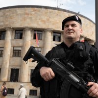 Ispred Palače Republike Srpske u Banjoj Luci policajci s dugim cijevima