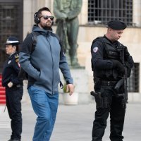 Ispred Palače Republike Srpske u Banjoj Luci policajci s dugim cijevima