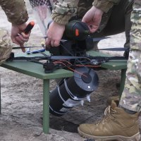 FPV dron s optičkim kabelom