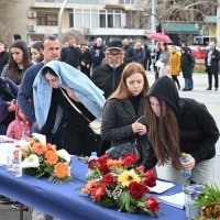 Građani odaju počast poginulima u Kočanima