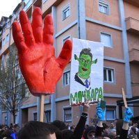 Građani u Nišu jajima gađali članove Vučićeve stranke