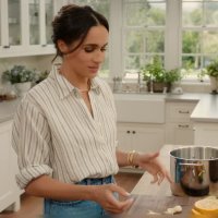 Meghan Markle, Doen košulja