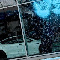 Tesla - oštećen salon u Berlinu