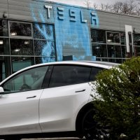 Tesla - oštećen salon u Berlinu