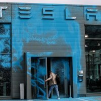 Tesla - oštećen salon u Berlinu