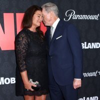 Pierce Brosnan i Keely Shaye Smith