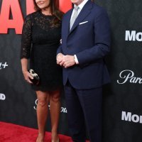 Pierce Brosnan i Keely Shaye Smith