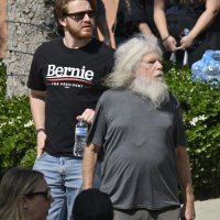 Poruke na majicama na Sandersovom skupu
