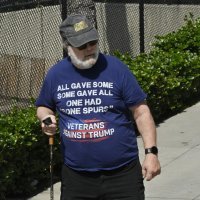 Poruke na majicama na Sandersovom skupu