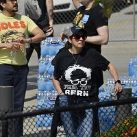 Poruke na majicama na Sandersovom skupu