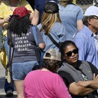 Poruke na majicama na Sandersovom skupu