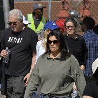 Poruke na majicama na Sandersovom skupu