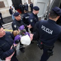 Privođenje aktivista ispred MVEP-a