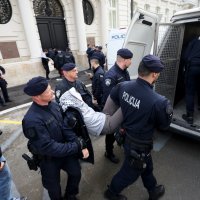 Privođenje aktivista ispred MVEP-a