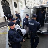 Privođenje aktivista ispred MVEP-a