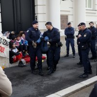 Privođenje aktivista ispred MVEP-a