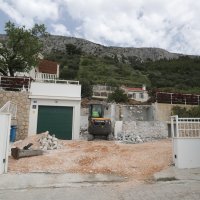 Na vili Pokora u vlasništvu obitelji Ivice Budimira je u tijeku  rušenje bazena i garaže koji su bespravno izgrađeni.