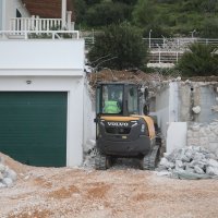 Na vili Pokora u vlasništvu obitelji Ivice Budimira je u tijeku  rušenje bazena i garaže koji su bespravno izgrađeni.