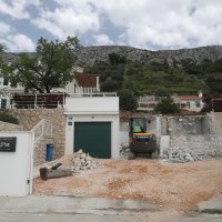 Na vili Pokora u vlasništvu obitelji Ivice Budimira je u tijeku  rušenje bazena i garaže koji su bespravno izgrađeni.