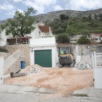 Na vili Pokora u vlasništvu obitelji Ivice Budimira je u tijeku  rušenje bazena i garaže koji su bespravno izgrađeni.
