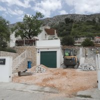 Na vili Pokora u vlasništvu obitelji Ivice Budimira je u tijeku  rušenje bazena i garaže koji su bespravno izgrađeni.
