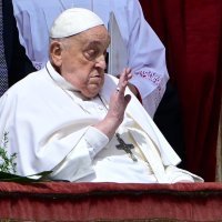 Papa Franjo s balkona crkve Sv. Petra čestitao Uskrs