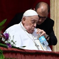 Papa Franjo s balkona crkve Sv. Petra čestitao Uskrs