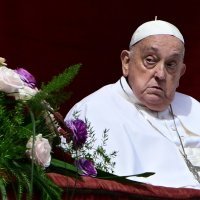 Papa Franjo s balkona crkve Sv. Petra čestitao Uskrs