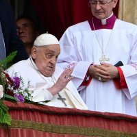 Papa Franjo s balkona crkve Sv. Petra čestitao Uskrs