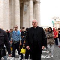 Trg sv. Petra pun vjernika koji čekaju u redu kako bi se poklonili papi Franji