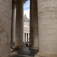 Trg sv. Petra pun vjernika koji čekaju u redu kako bi se poklonili papi Franji