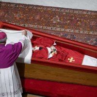 Zatvaranje lijesa pape Franje
