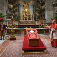 Zatvaranje lijesa pape Franje