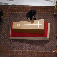 Zatvaranje lijesa pape Franje