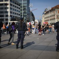 Kontraprosvjednici tijekom muške molitve