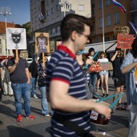 Kontraprosvjednici tijekom muške molitve