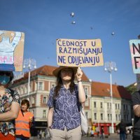 Kontraprosvjednici tijekom muške molitve