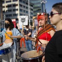 Kontraprosvjednici tijekom muške molitve