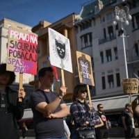 Kontraprosvjednici tijekom muške molitve