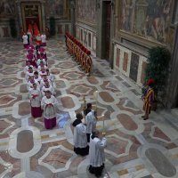 Kardinali u procesiji ulaze u Sikstinsku kapelu