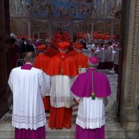 Kardinali u procesiji ulaze u Sikstinsku kapelu