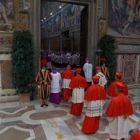 Kardinali u procesiji ulaze u Sikstinsku kapelu