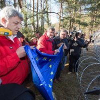 Obersnel i Komadina na mirnom prosvjedu ukrasili žilet žicu božićnim kuglicama (2)