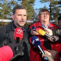 Obersnel i Komadina na mirnom prosvjedu ukrasili žilet žicu božićnim kuglicama (3)