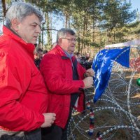 Obersnel i Komadina na mirnom prosvjedu ukrasili žilet žicu božićnim kuglicama (4)