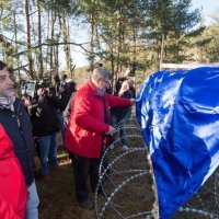 Obersnel i Komadina na mirnom prosvjedu ukrasili žilet žicu božićnim kuglicama (5)