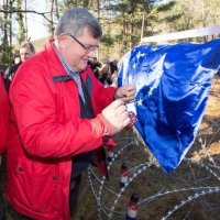 Obersnel i Komadina na mirnom prosvjedu ukrasili žilet žicu božićnim kuglicama (6)