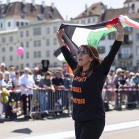 Policija odvodi prosvjednika s palestinskom zastavom na otvorenju Eurovizije u Baselu