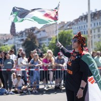 Policija odvodi prosvjednika s palestinskom zastavom na otvorenju Eurovizije u Baselu